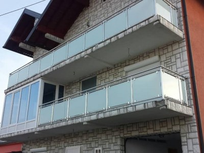 https://galerije.adresar.ba/galleries/pvc-alu-stolarija/balkonske-ograde/cache/400x300/image-05.jpg